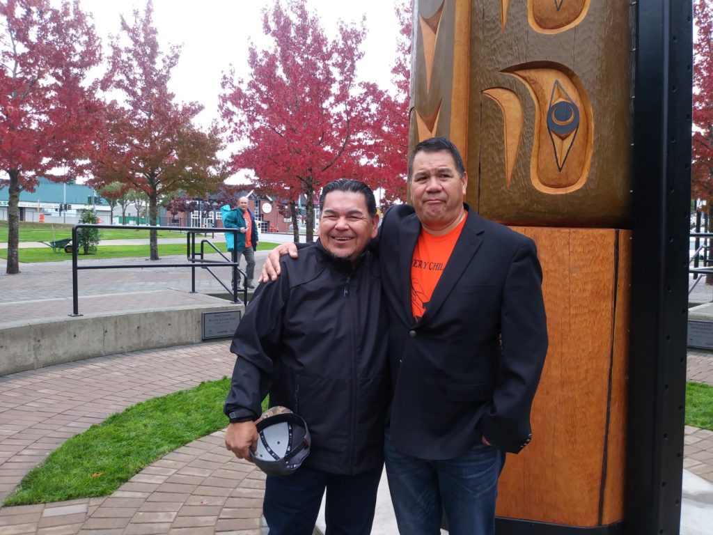 Carver Noel Brown and Snuneymuxw Chief Mike Wyse stand in front of the new Snuneymuxw welcoming pole on Sept. 30.