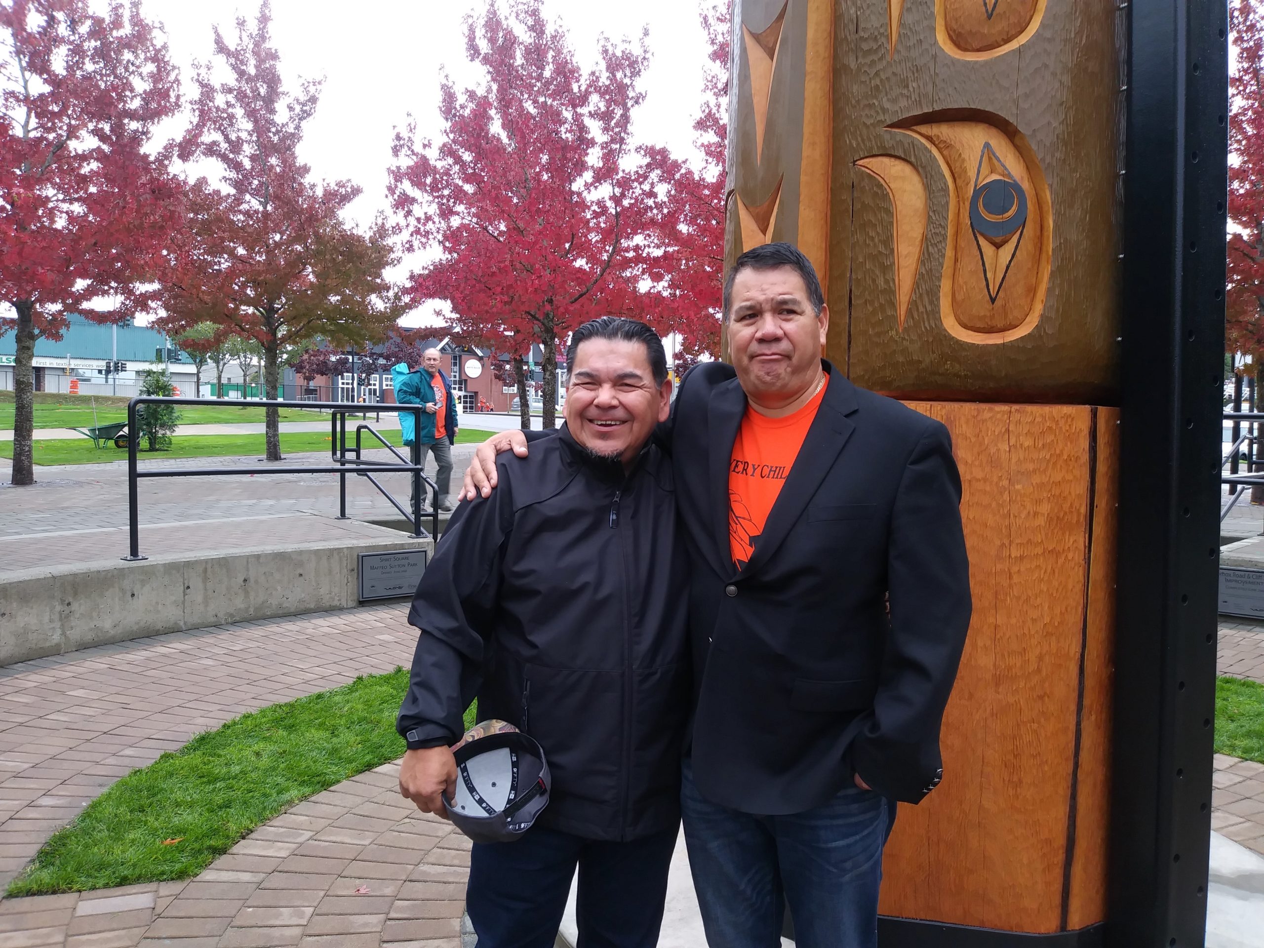 Carver Noel Brown and Snuneymuxw Chief Mike Wyse stand in front of the new Snuneymuxw welcoming pole on Sept. 30.