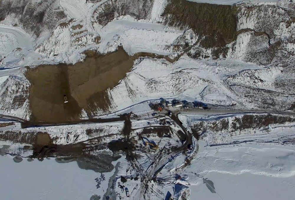 Tension crack in upper part of photo called warning of problems, cost overruns. Photo by Zoë Ducklow.
