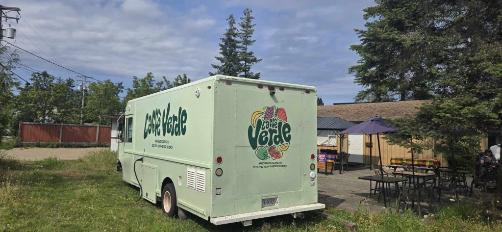 A green food truck that says 'Caffe Verde'