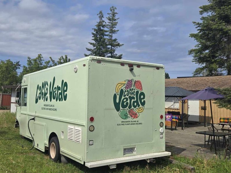 A green food truck that says 'Caffe Verde'